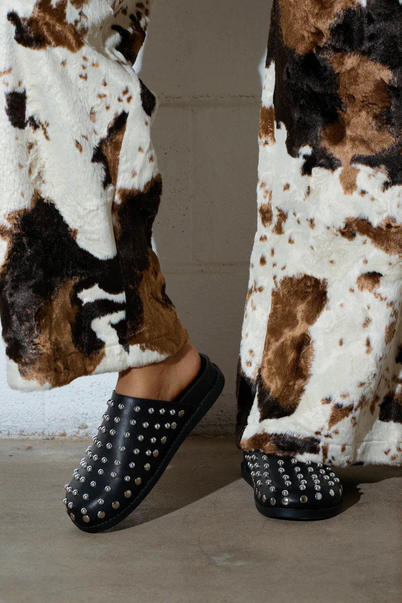 AKIRA Azalea Wang Traverse Clog Shoes | Black | Size 6 | AKIRA