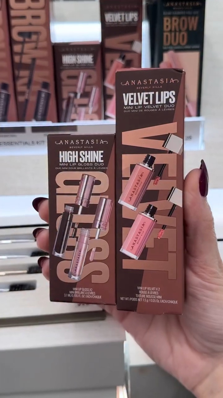 New lip gift sets from @anastasiabeverlyhills - glosses and velvet lips- it’s the minis for me, the glosses are a fav and love the velvet formula, it’s comfortable and non drying 
Kit 1- gloss: shades Aura (sparkle) and Molten
Kit 2- velvet lips: Pure Hollywood and Kiss
#newmakeup #holidaymakeup #anastasiabeverlyhills #lipglosses #softglammakeup

#LTKSaleAlert #LTKGiftGuide #LTKBeauty