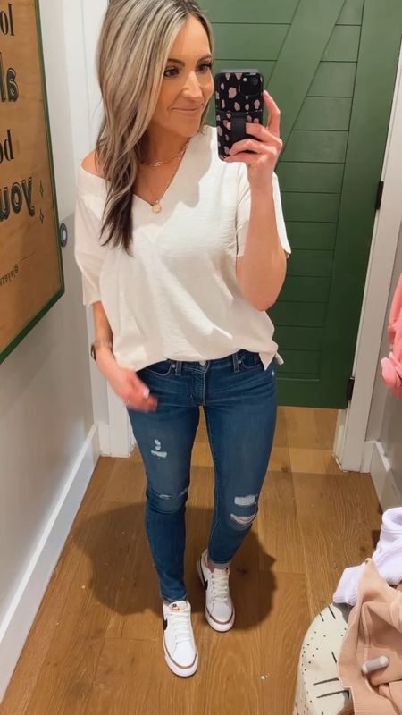 LOVE this oversized boyfriend tee. The vneck is perfect for wearing off the shoulder. This is the perfect spring tshirt. I’m wearing size xs & it’s a nice relaxed oversized fit 

#LTKVideo #LTKSpringSale #LTKstyletip