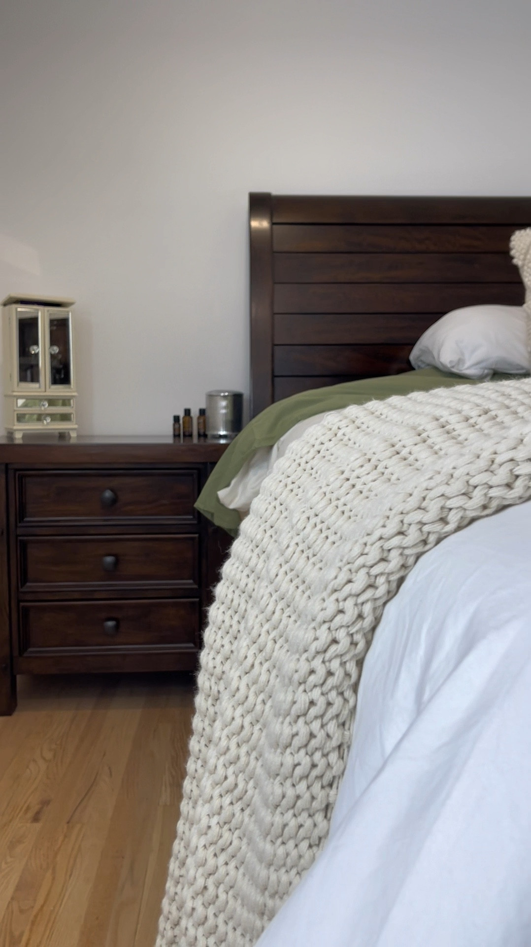 Out with the old, in with the new! This affordable bedding is from Amazon! The olive green is perfect for the colder months and I really wanted something festive for the holidays without being too christmasy - you feel me? These are super soft, under $50, and come in lots of different colours! The queen size is currently on major sale at 50% off 


Boujee on a budget, boujie, affordable bedding, primary bedroom, bedding, cozy, layers, casaluna, viral bedding, blanket, duvet, duvet cover, duvet insert, master bedroom Inspo, Christmas bedding, neutral Christmas decor

#LTKSaleAlert #LTKHome #LTKVideo