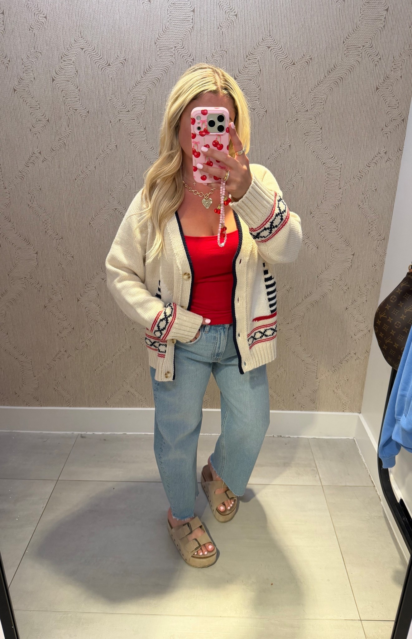 New @abercrombie finds
Xs cardigan
Small tank
Barrel Jeans 27 s 