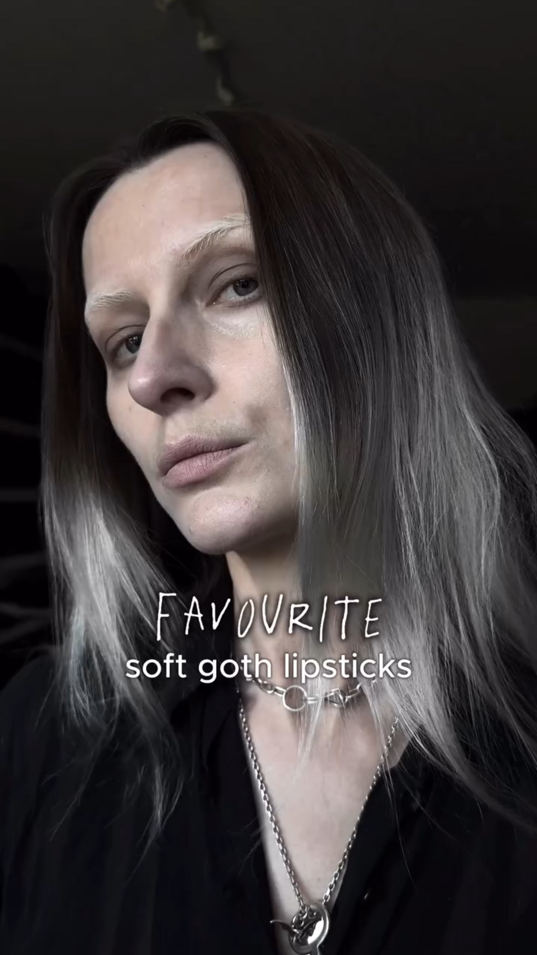 Lippenstift muss nicht schwarz sein, um goth zu sein…
Für alle Soft Goths, Corporate Vamps und Moody Muses:
Diese 3 Lippenstifte bringen düstere Eleganz – ganz ohne tiefes Schwarz, aber mit maximaler Attitude.

NYX Lingerie – Delicate to Lust
Ein cooler, matter Beige-Ton. Fast schon leblos… auf die schönste Art. Long-lasting & soft as bones.

Maybelline Superstay Ink Matte – Huntress
Ein dunkles, rauchiges Lila für blutleere Lippen.

Maybelline Superstay Teddy Tint – Mascara Tear
Zarter als er klingt. Taufrisch, dusty, melancholisch. Ich trage gerne in der Mitte etwas mehr auf. 

Sag mir: Bist du eher Delicate, Huntress oder Mascara Tear?

#softgoth #corporategoth #vampyvibes #moodymakeup #gothlipstick #gothmakeup #alternativemakeup #gothbeauty #grungeaesthetic #vintagestyle #gothgirlenergy #lipstickreview #gothfashion