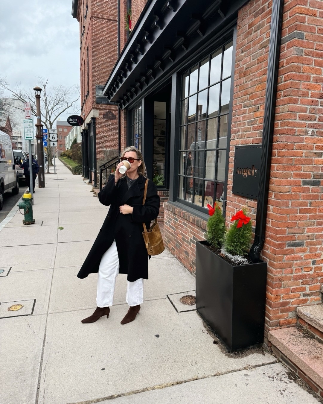 December look for city strolls and a little holiday shopping in Providence. Always love wearing cream denim to brighten up my mood. 🤍🤍
⠀⠀⠀⠀⠀⠀⠀⠀⠀
Comment “CITY” for outfit details and links 🔗

.
.
.
.
.
#rhodeisland #pvd #ootd #winterlook #winterstyle