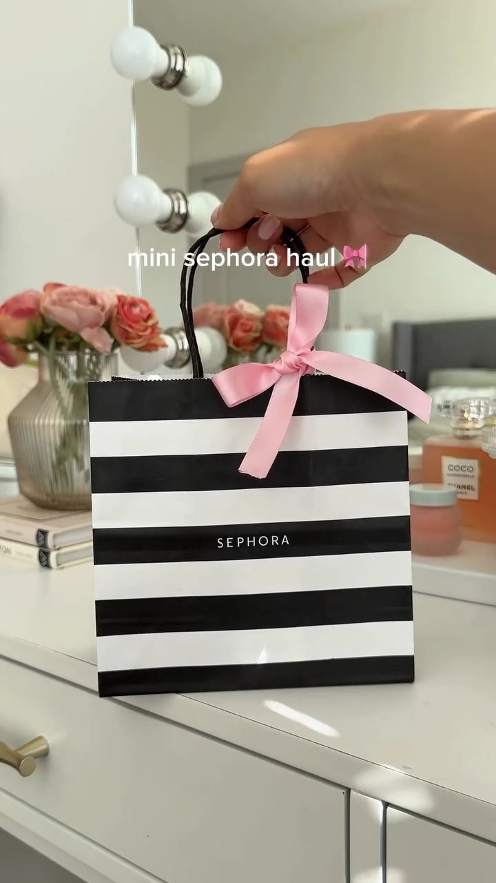 let’s unbox a mini sephora haul 🎀🤍

products shown:
@summerfridays jet lag skin soothing hydration mist
@drunkelephant amino rain glasswater serum
@hudabeauty faux filler ultra-hydrating tinted jelly lip oil in juicy pink lady
@milkmakeup watermelon jelly brightening serum stick with peptides

sephora haul, makeup haul, skincare haul, makeup essentials, skincare essentials

@sephora #sephora #sephorahaul #beautyobsessed #beautyproducts #skincare #selflove #selfcare #asmrmakeup #beautyessential #prettythings #girlygirl #beautyobsessed #softgirl #beautyproducts #beautyreels #skincare #explore #fyp