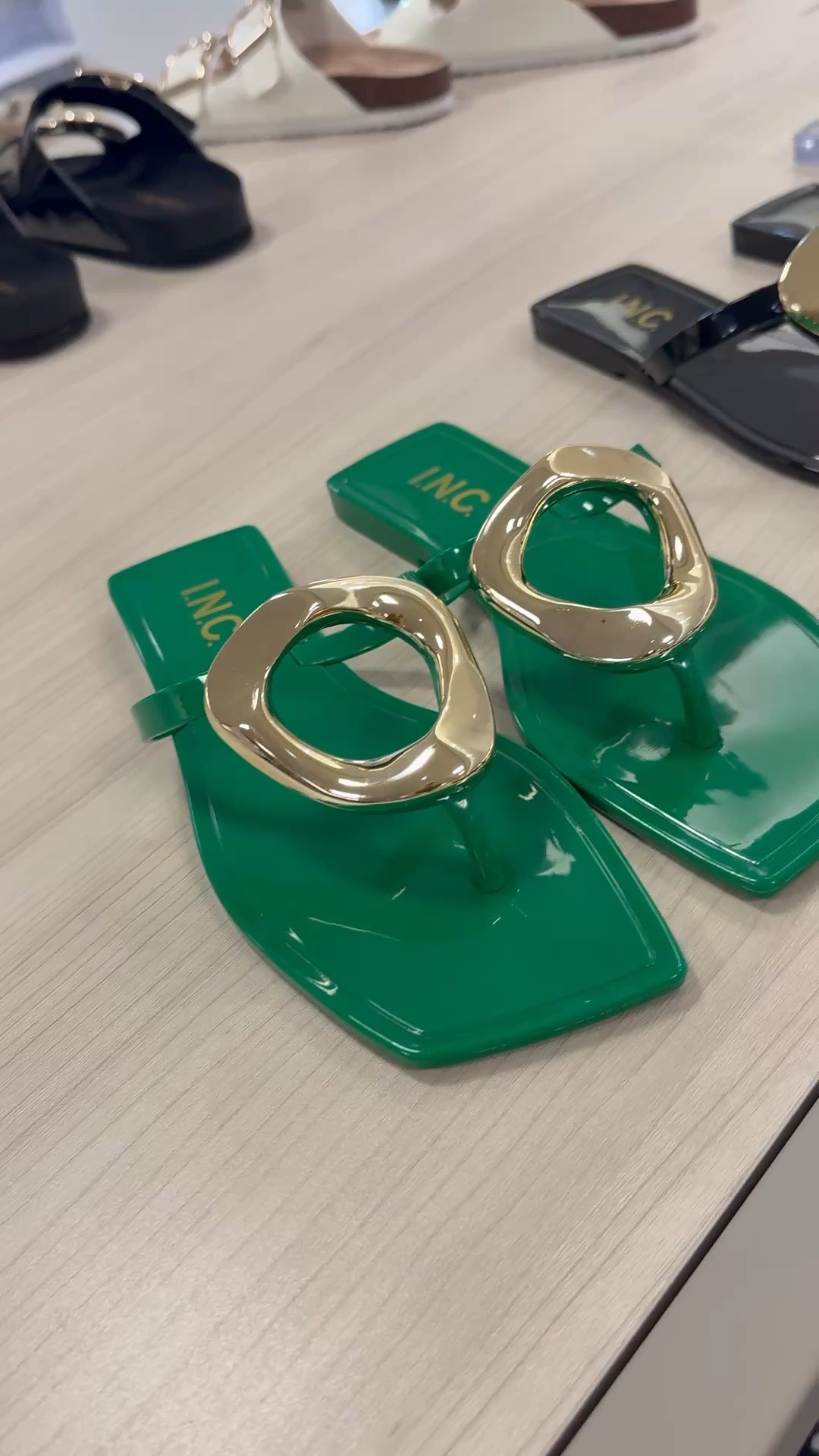 These sandals are so pretty! 