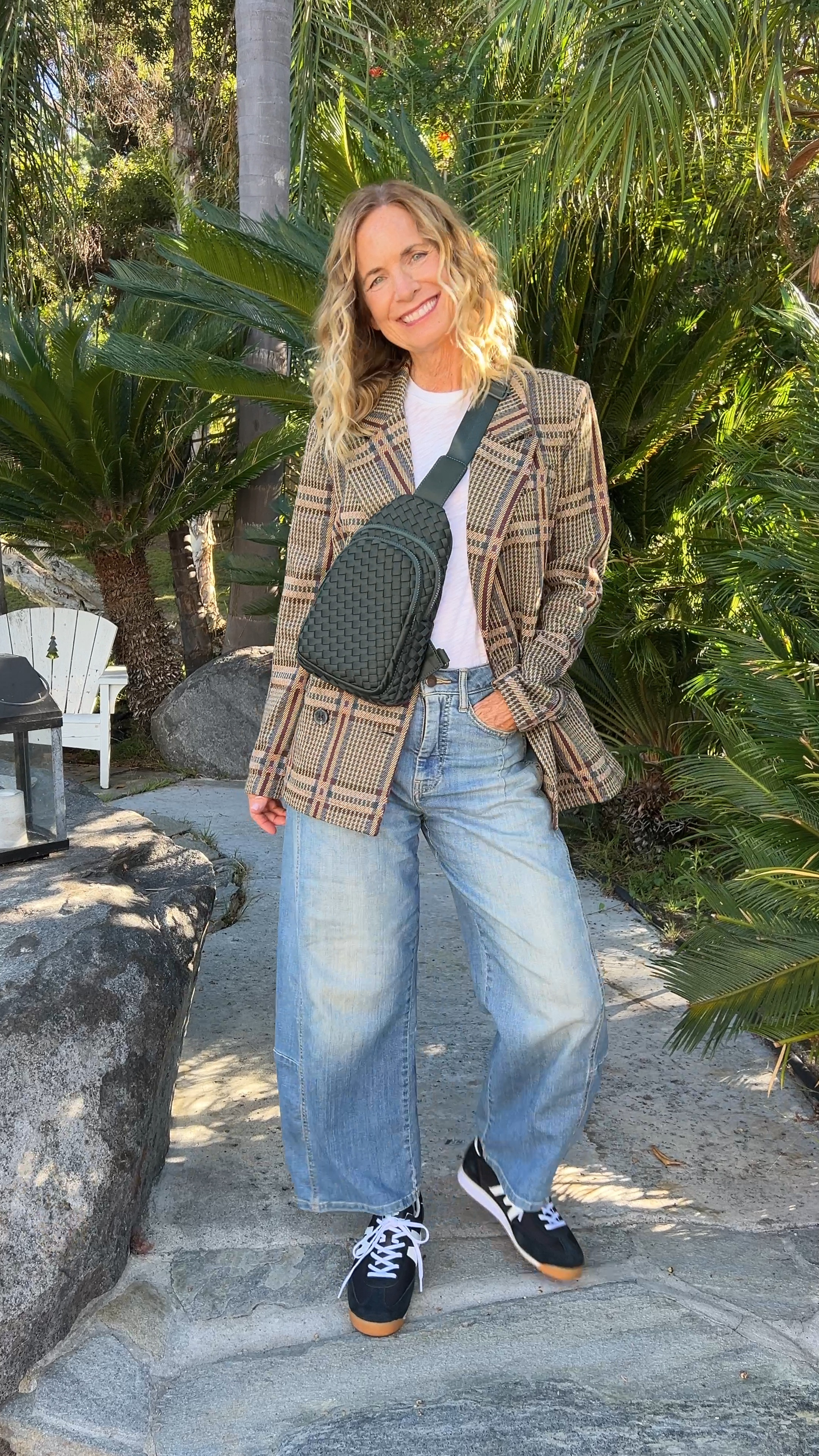 Fall outfit Anthropologie Style! Soft and stretchy everyday blazer, barrel jeans, woven green crossbody bag, black sneakers.