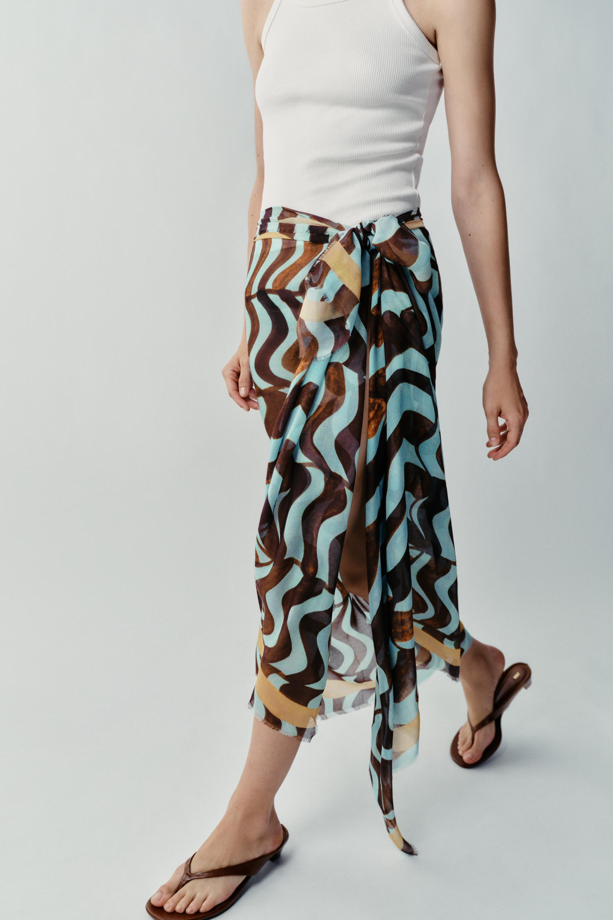 Printed scarf crafted from a modal and 8% silk blend. Frayed trim.DIMENSIONS: 39.4 x 76.8 inches ... | Zara US