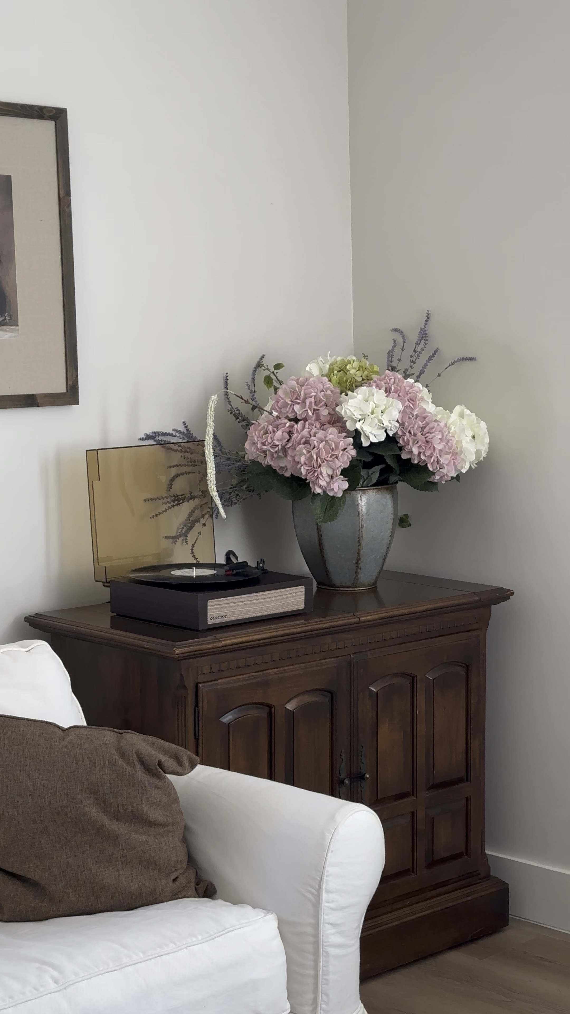 A day spent listening to classical is just what I needed. #hydrangeas #flowers #ethanallen

#LTKWatchNow #LTKHome