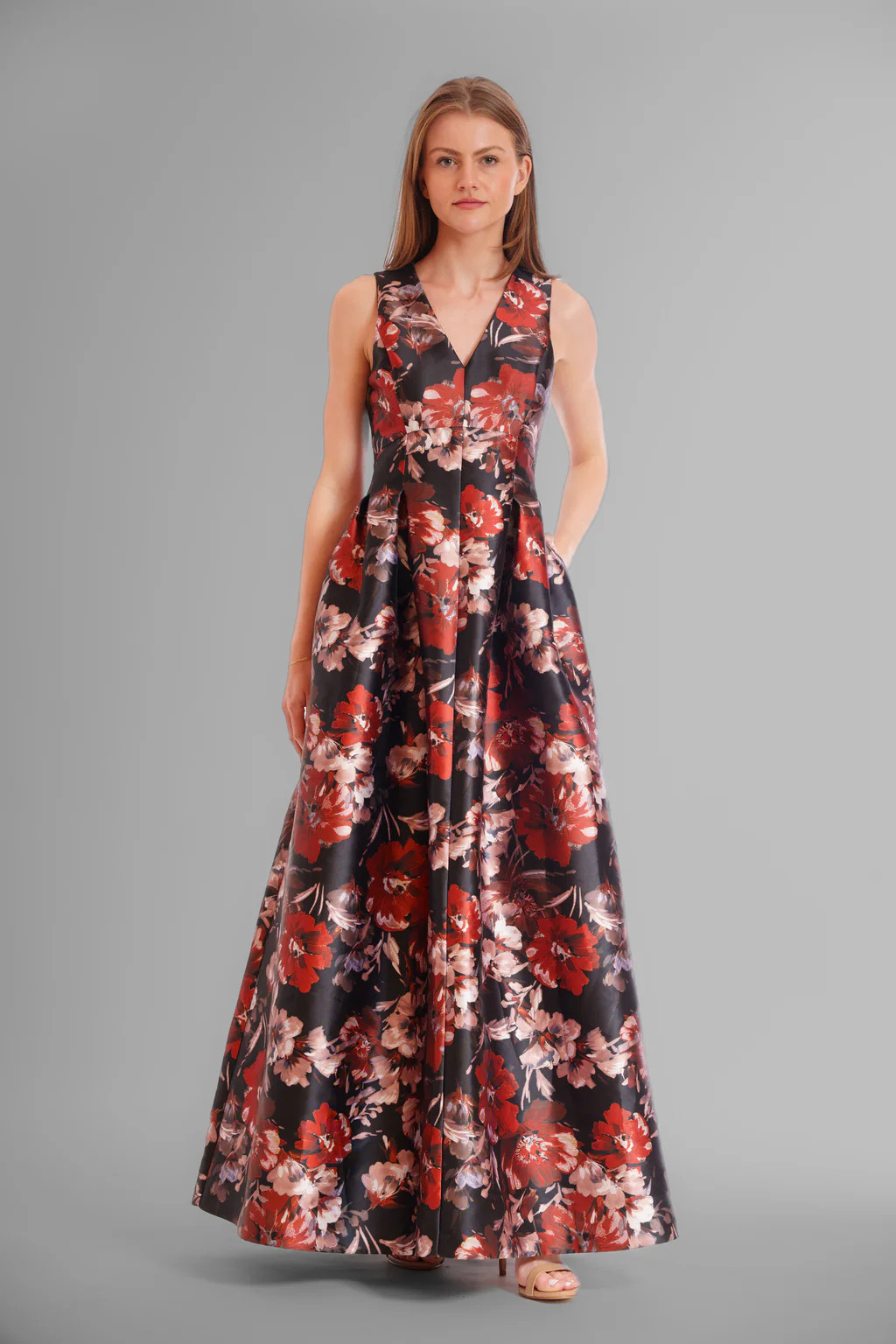 SLVLESS GOWN W V-NECKLINE | Julia Jordan