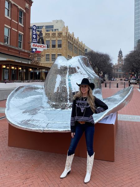 Fort Worth has a blinged out disco cowboy hat 🪩 I think this needs to be a permanent addition to the square #westernfashion 