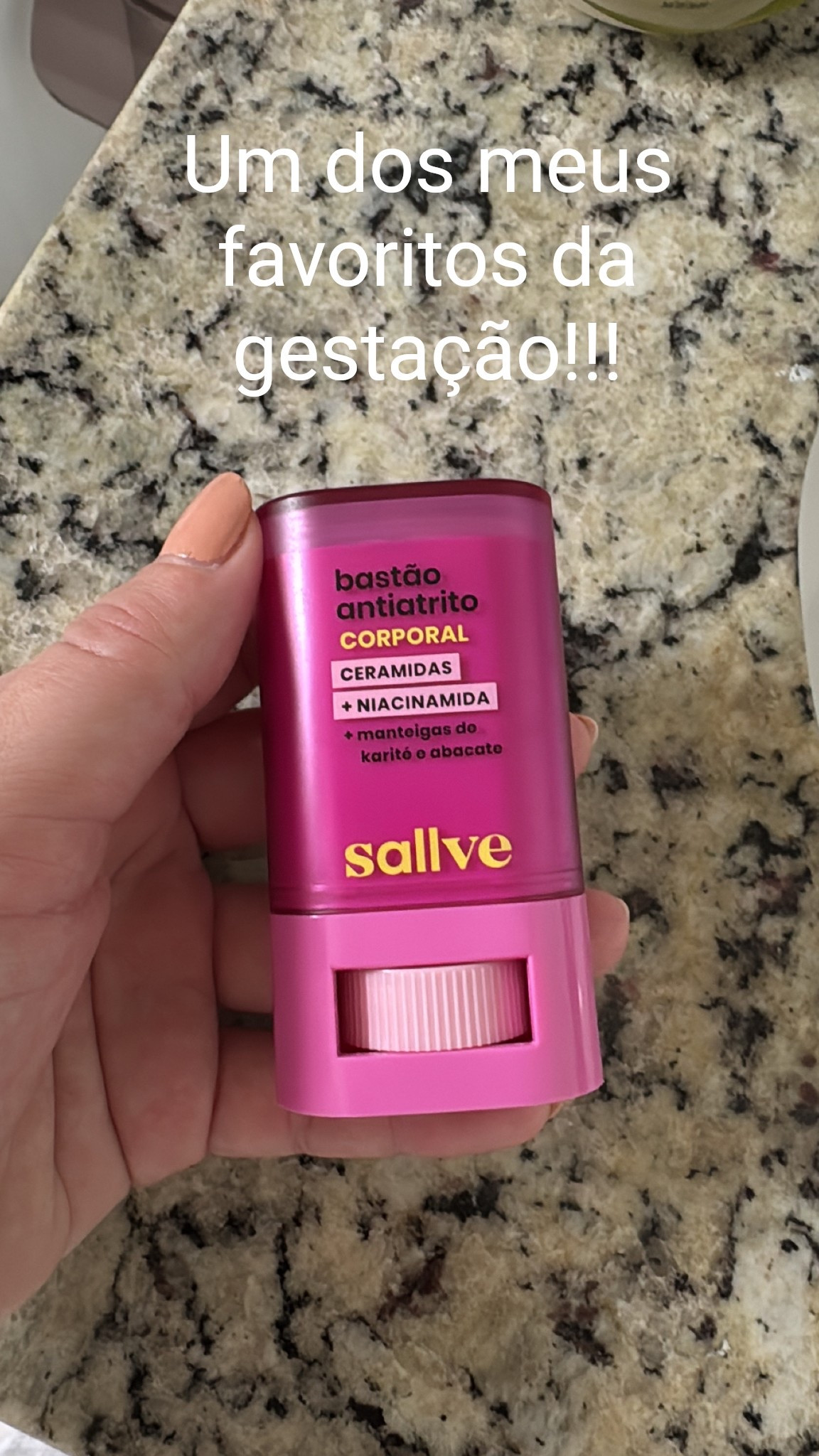 Esse produtinho praticamente salvou as minhas coxas e virilhas durante a gestação! Eu nunca tive coxas grossas a ponto de ficarem assadas como agora durante o período de gestação, e quando comecei a aplicar essa bastão antiatrito foi como mágica, minhas coxas pararam de roçar uma na outra e parecia que estava usando uma película Protetora. Fora o fato de que ajudou a hidratar bastante a região das virilhas, o que deixou tudo com carinha de mais bem cuidada sabe?!😉

#LTKmaternidade #LTKcurvas #LTKbrasil