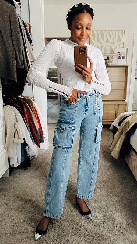 SPRING TREND ALERT ✨ #WalmartPartner
.
.
Oh hello cargo. Nice to see you old friend! This trend has cycled through once again and is back for another run this Spring  🌟 found this light wash cargo denim from @walmart for an incredible price. A perfect way to get the trend without over investing! This trend and more talk about fab fashion finds from #walmartfashion happening on my ig stories! #WalmartPartner @Walmartfashion