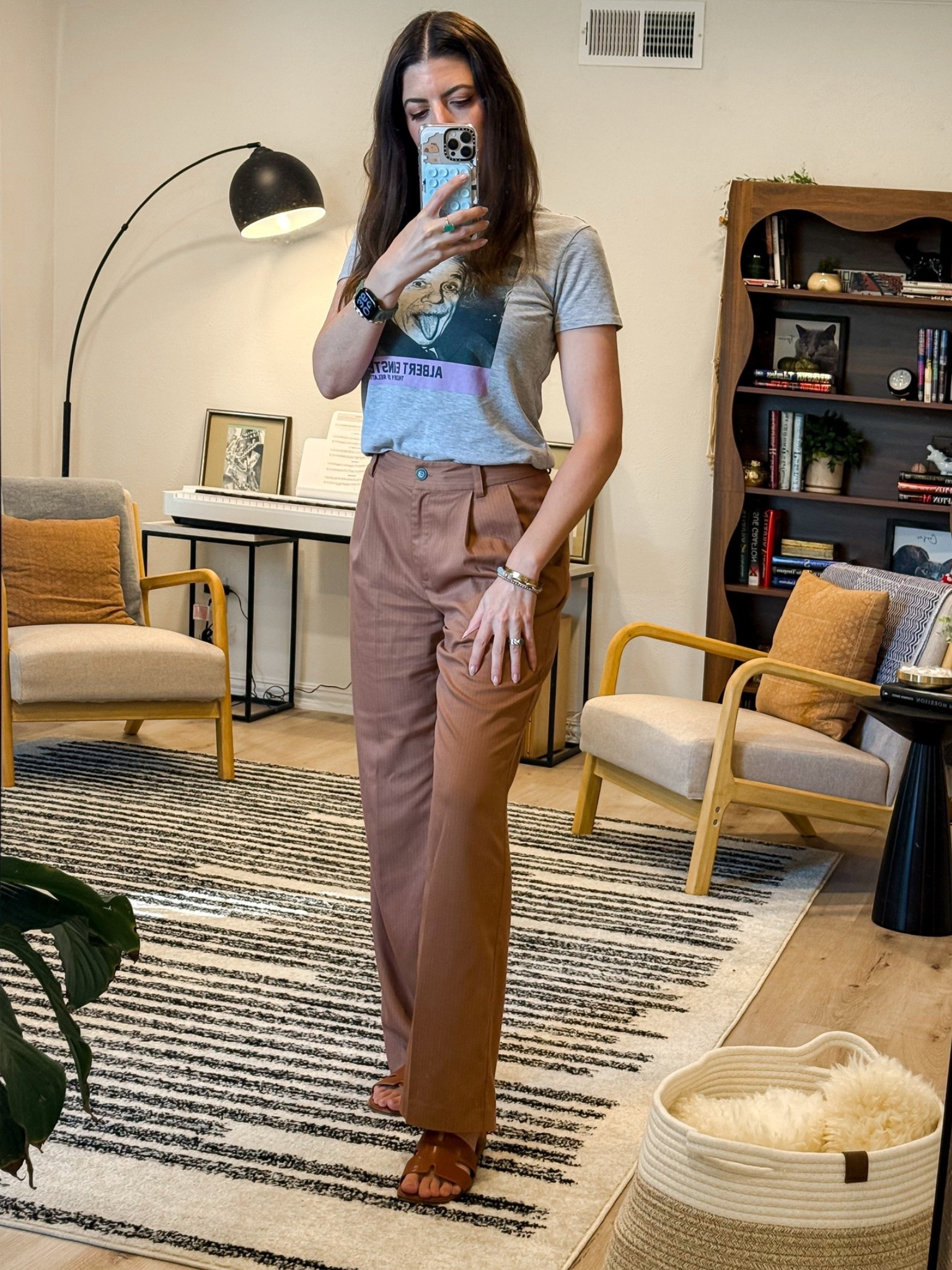 Humid spring weather calls for outfits that look put together without feeling heavy ✨
Lightweight trousers, an easy graphic tee, and neutral tones that still feel polished — comfortable enough for the heat, elevated enough to leave the house.