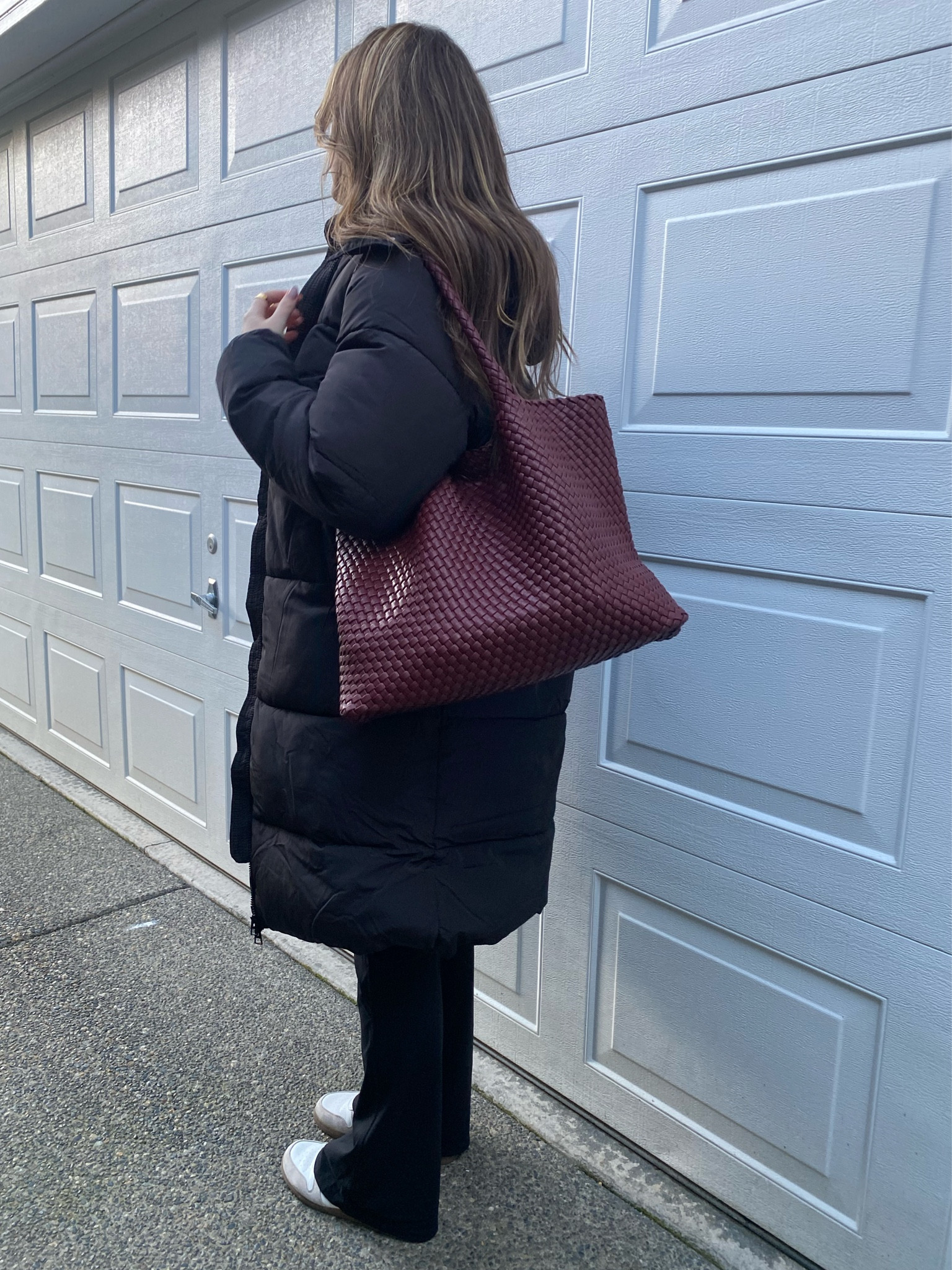 Black long puffer coat
H&M
Burgundy woven leather bag
