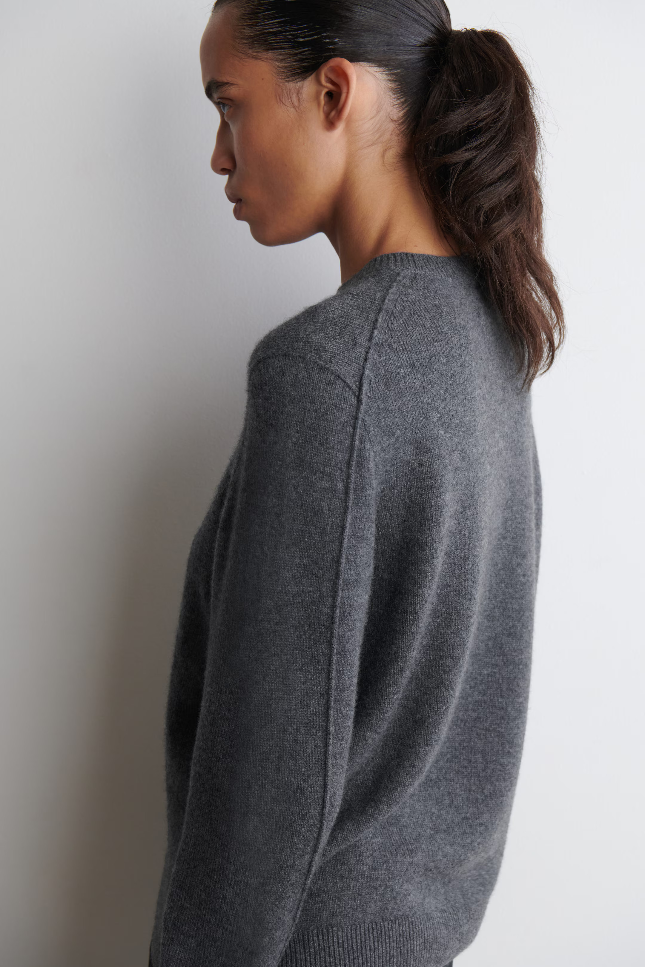 CASHMERE CREW-NECK JUMPER - DARK-GREY MÉLANGE | COS GB | COS UK