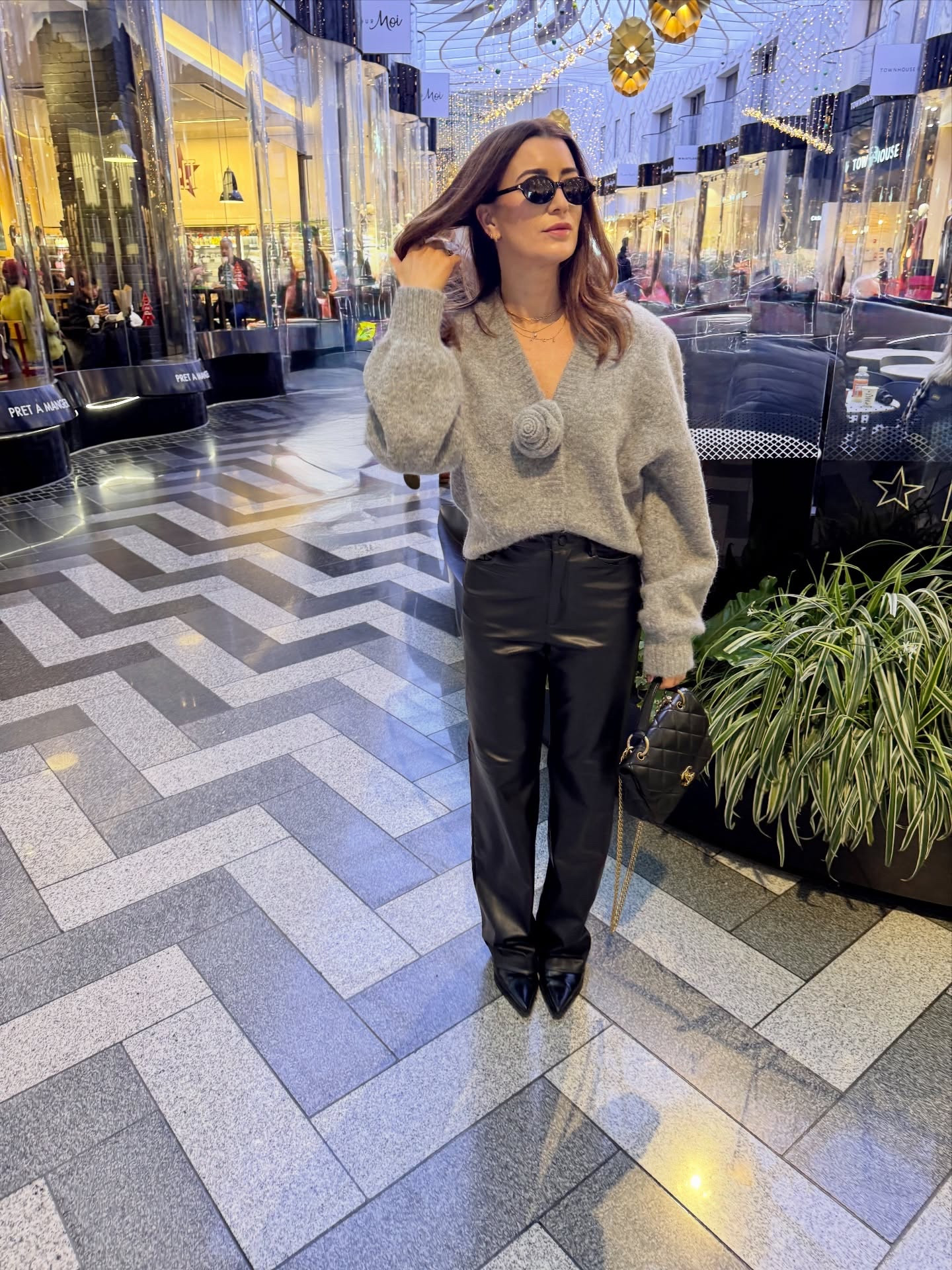 Festive girls day, retail therapy, bubbles and yap 🎄🎅🏽🥂
Investing in good knitwear vs cheap is an essential.
I will link it on my @ltk.europe 🩶