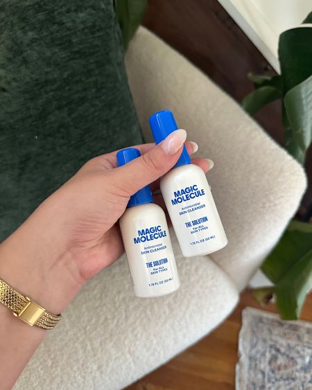 The best all-in-one skin solution 💙 #ad @magicmoleculeinc replaces your facial mist, aloe vera, bug bite relief, toner, antibiotic ointment, acne treatment, and eczema treatment! 

Made from hypochlorous acid, which is also found naturally in the human body (helps with white blood cell immune response!), it tackles most everyday skin issues helping to heal itself, better and faster.