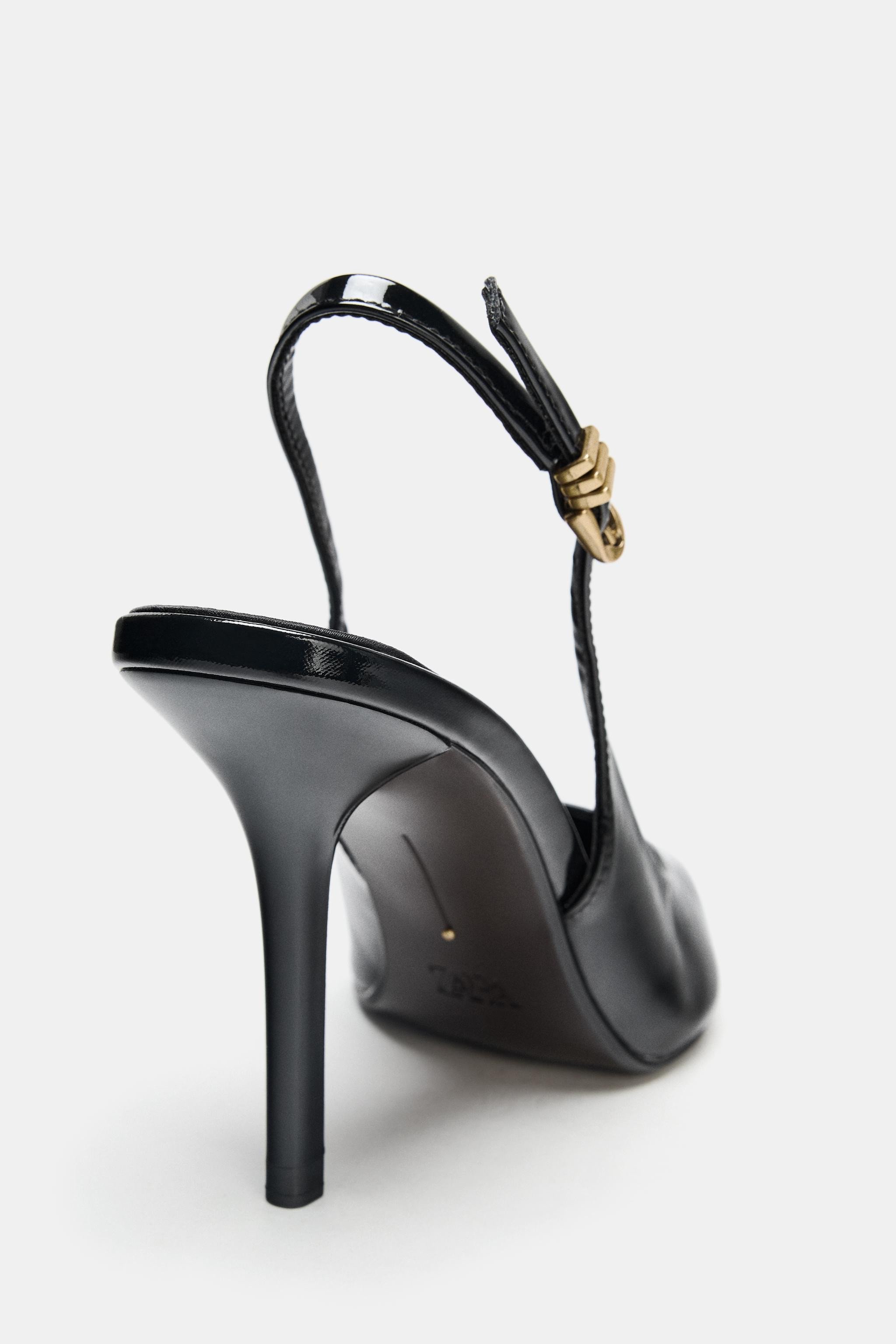 Slingback-Pumps mit Lackoptik. Der Schuh wird mit einem Fersenriemen und einer metallenen Schnall... | Zara DE