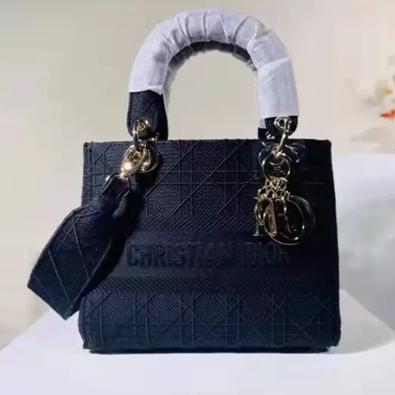 https://product-images-cdn.liketoknow.it/TsHiDVdAK3AWw.XjA2MoLWUVv0YS9th.9YrsOwfO44iOl76FEz61WjAEWBZJF0DKnyZPC3FgLghYcOaXUCxd3gxsk_WE8rkGvdrE9HdM8Jr.iBBqU0H6ihLMJpMnA7KVFS2fRPmoribSaHOFmlTsfDRQm.qh_WgyZ3E-?v=2&auto=format&fm=webp&q=80