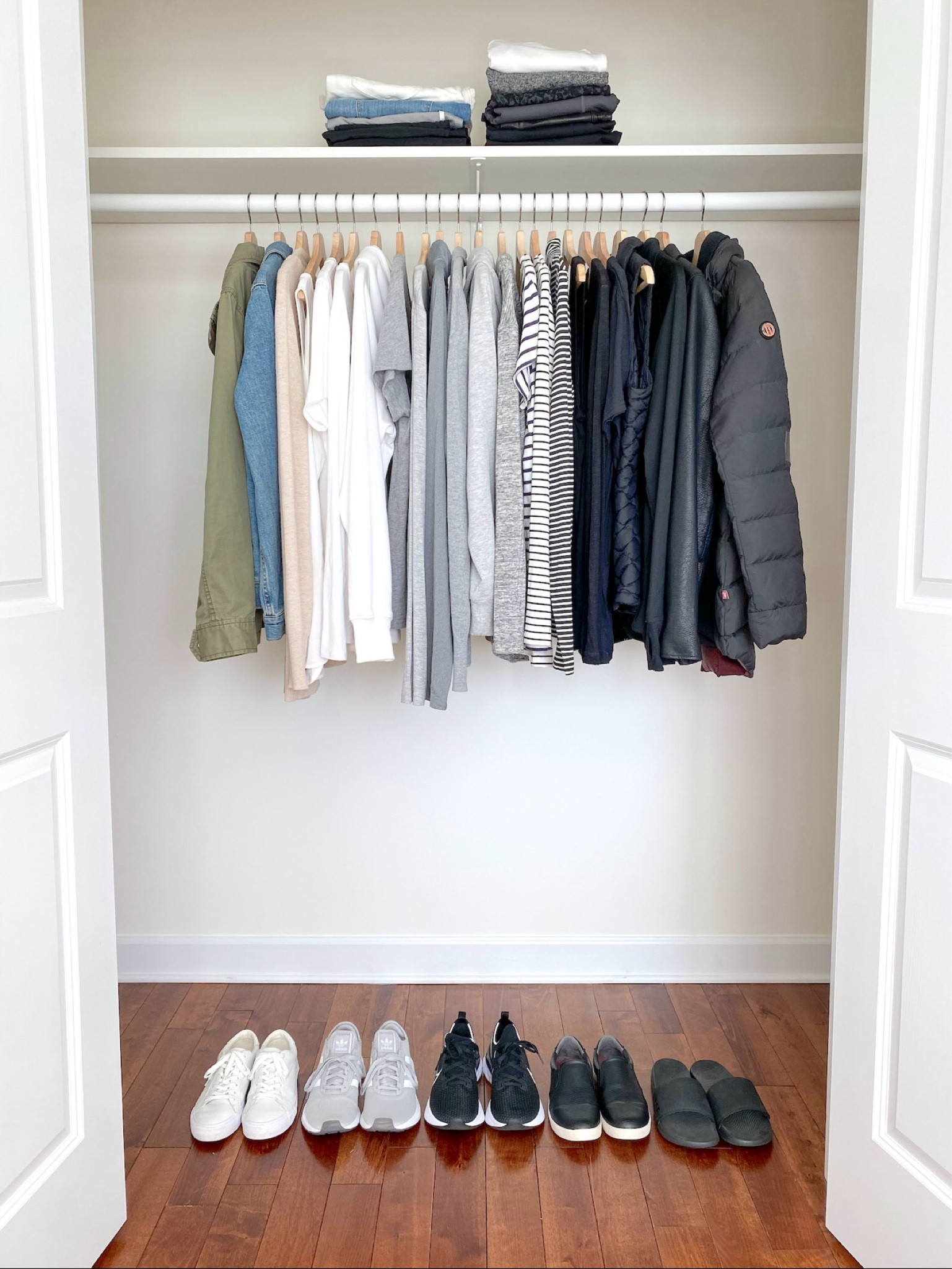 It’s officially cozy outfit season and you need Simplified Style: The Athleisure Capsule Wardrobe 🍂  A foundation wardrobe for your closet with 400+ outfits for all seasons of the year, convenient online shopping links, outfit calendars and more! ✨