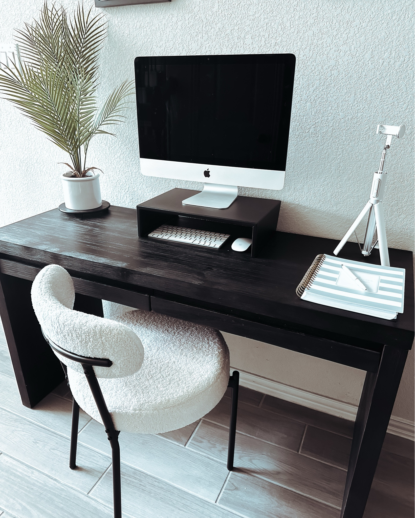 Work Space! Obsessed with this desk! 
#office #work #desk #homedecor 

#LTKHome