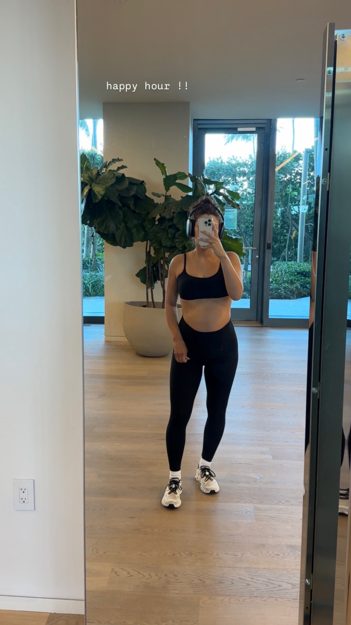 wearing a size medium in the top & size 4 in the leggings !!

#bump #maternity #activewear