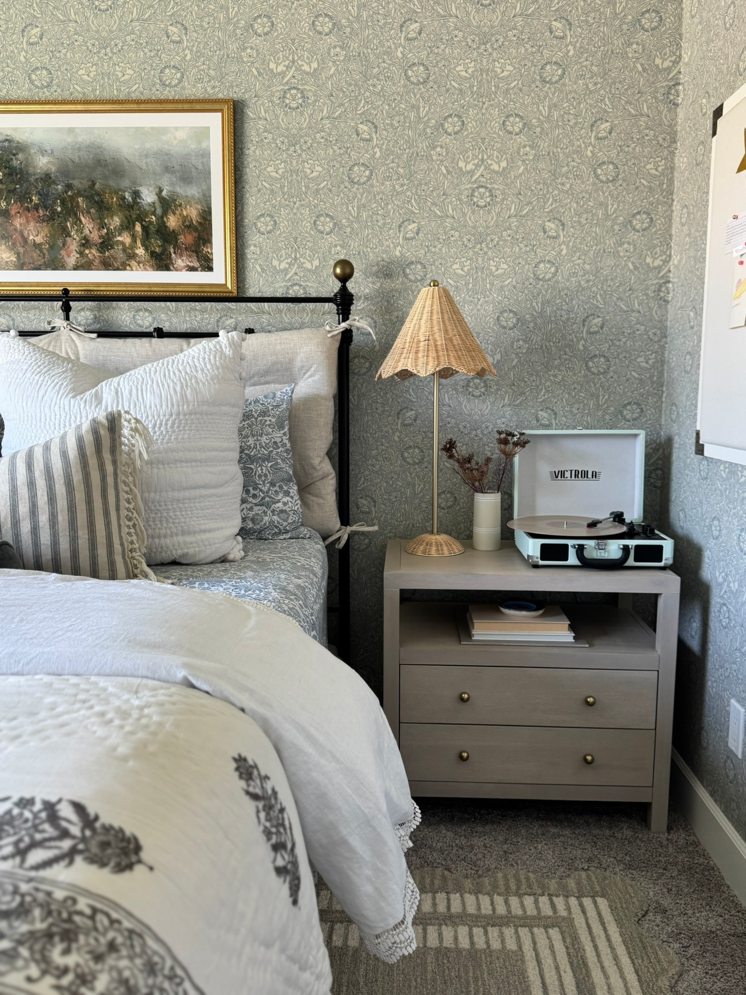 Loving the look of this bedside table! The record player is so darling!

bedroom decor, lamp, bedding