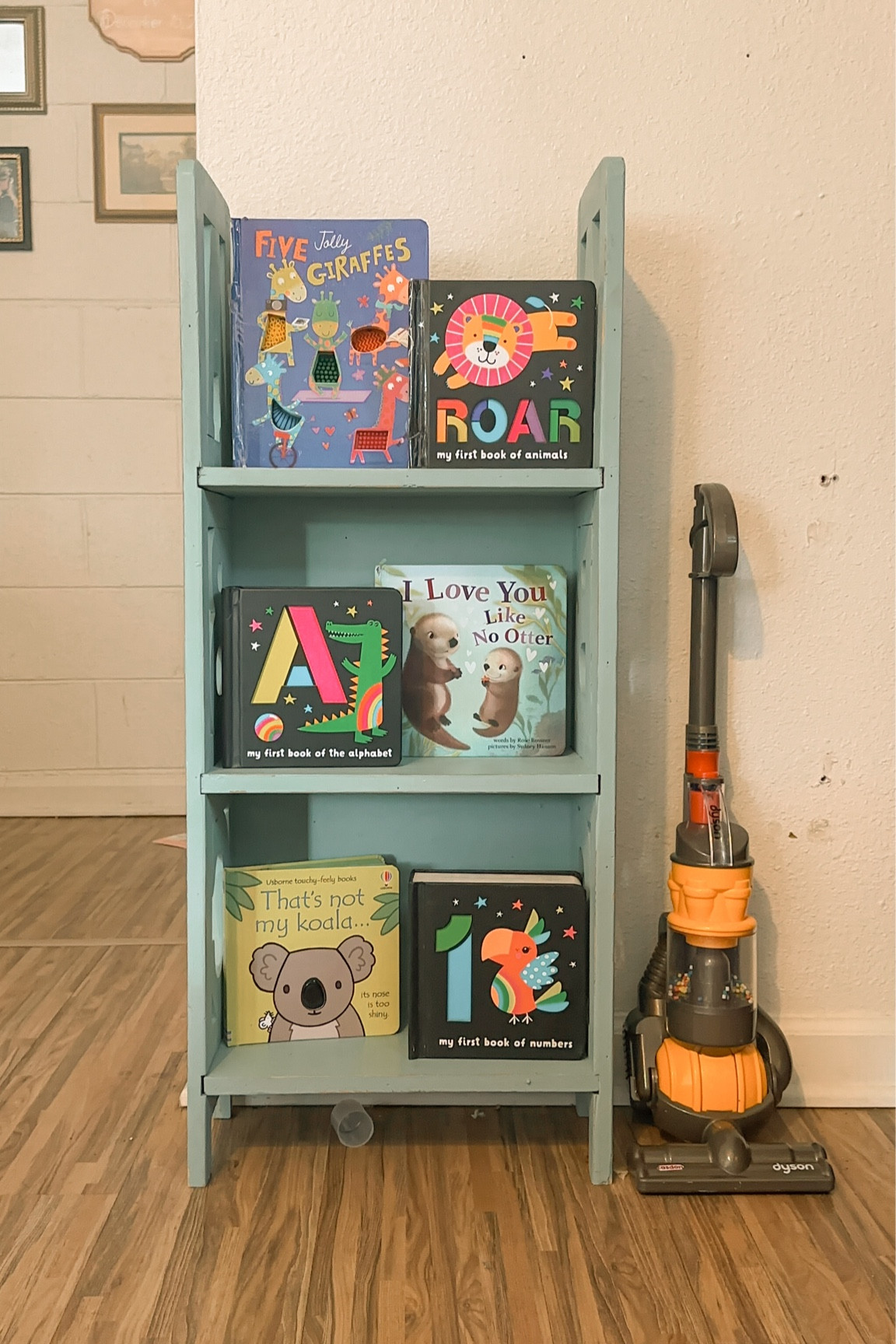 Two year old toddlers weekly bookself rotation - a day at the zooo

#LTKHome #LTKKids #LTKBaby