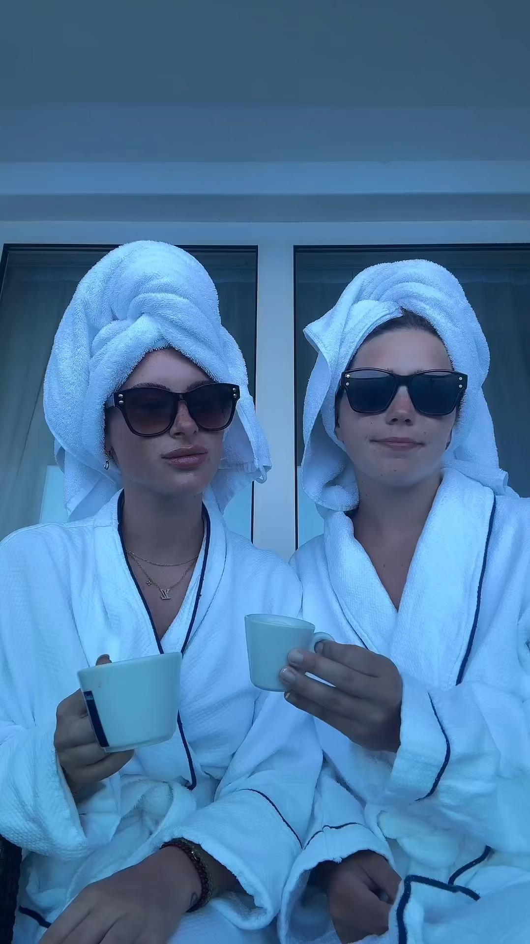 These black sunnies complete ANY outfit! 🧖🏼‍♀️😎