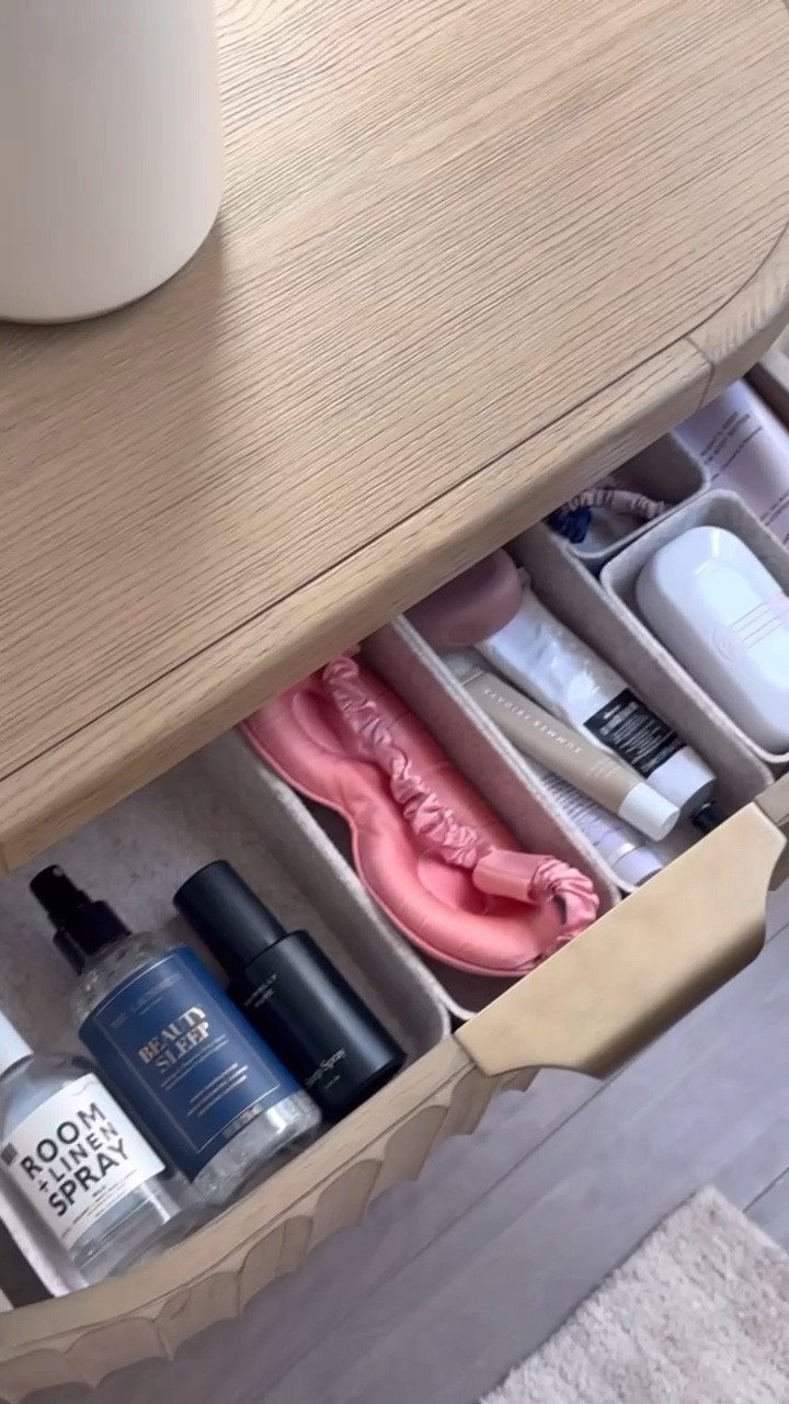 Organize my nightstand with me 🫶🏼

Linked my organizers + a few of my favorite bedroom finds 🥰



Home decor, minimalism, neutral, organized, spring cleaning, duvet, bedding, sidneymarieduke 

#LTKdayinmylife #LTKselfcare #LTKHome
