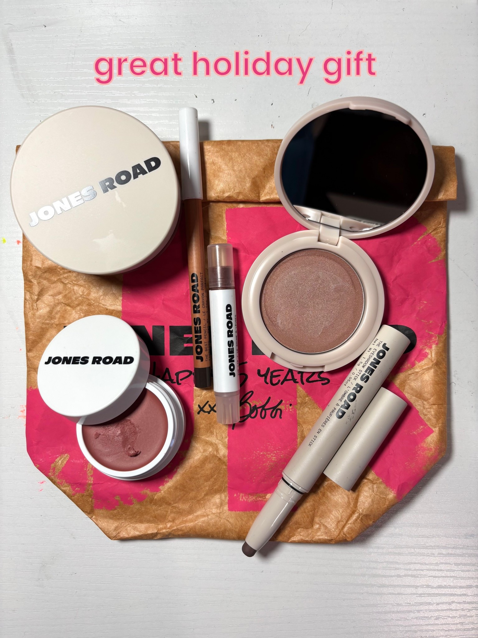 what a perfect gift this makeup is - amazing for the queens! (40+)


#LTKOver40 #LTKBeauty #LTKGiftGuide