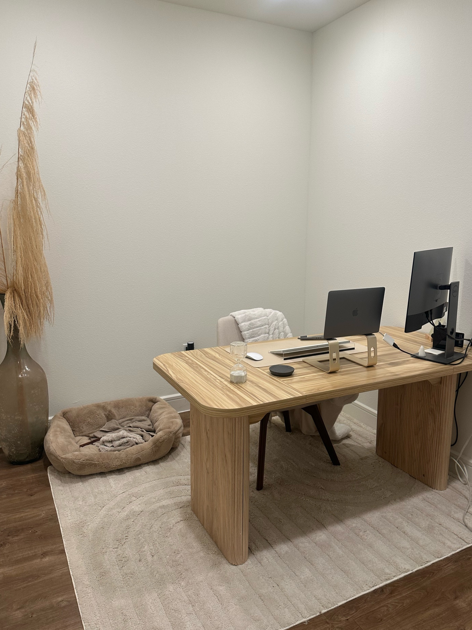 My home office set up!

Warning that the desk sucks to put together and the legs come halved and you can see the crack between them when you put it together (at least on mine), but otherwise I love it!!


Modern home office, modern desk, neutral office, office decor, desk set up, wfh set up 