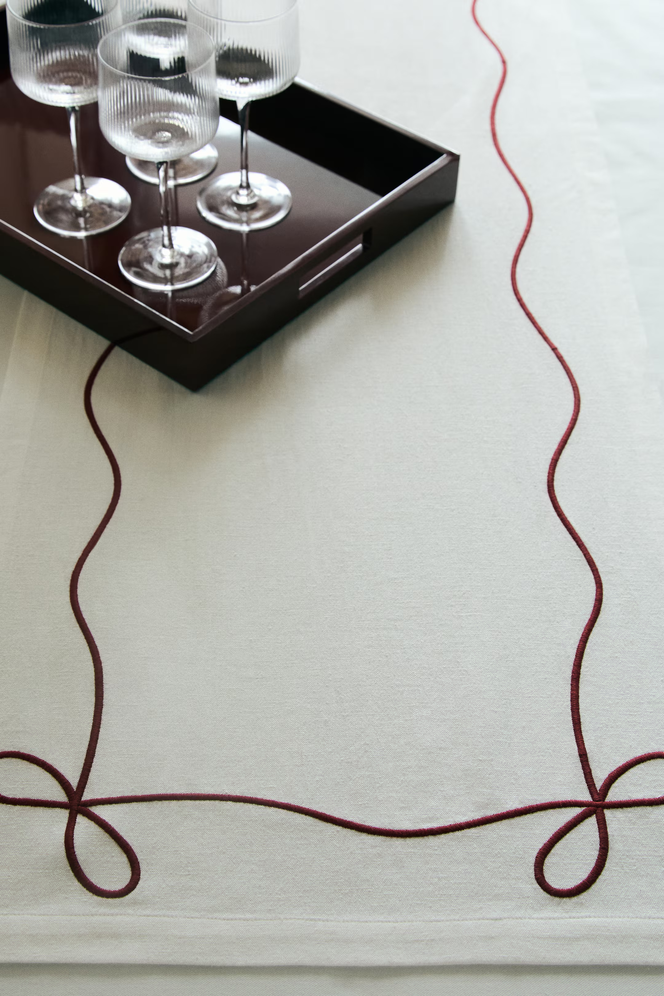 Embroidered linen-blend runner | H&M (UK, MY, IN, SG, PH, TW, HK)