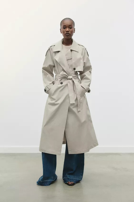 Long trench coat with a lapel collar and long sleeves with tab and button fastening. Front welt p... | Zara UK