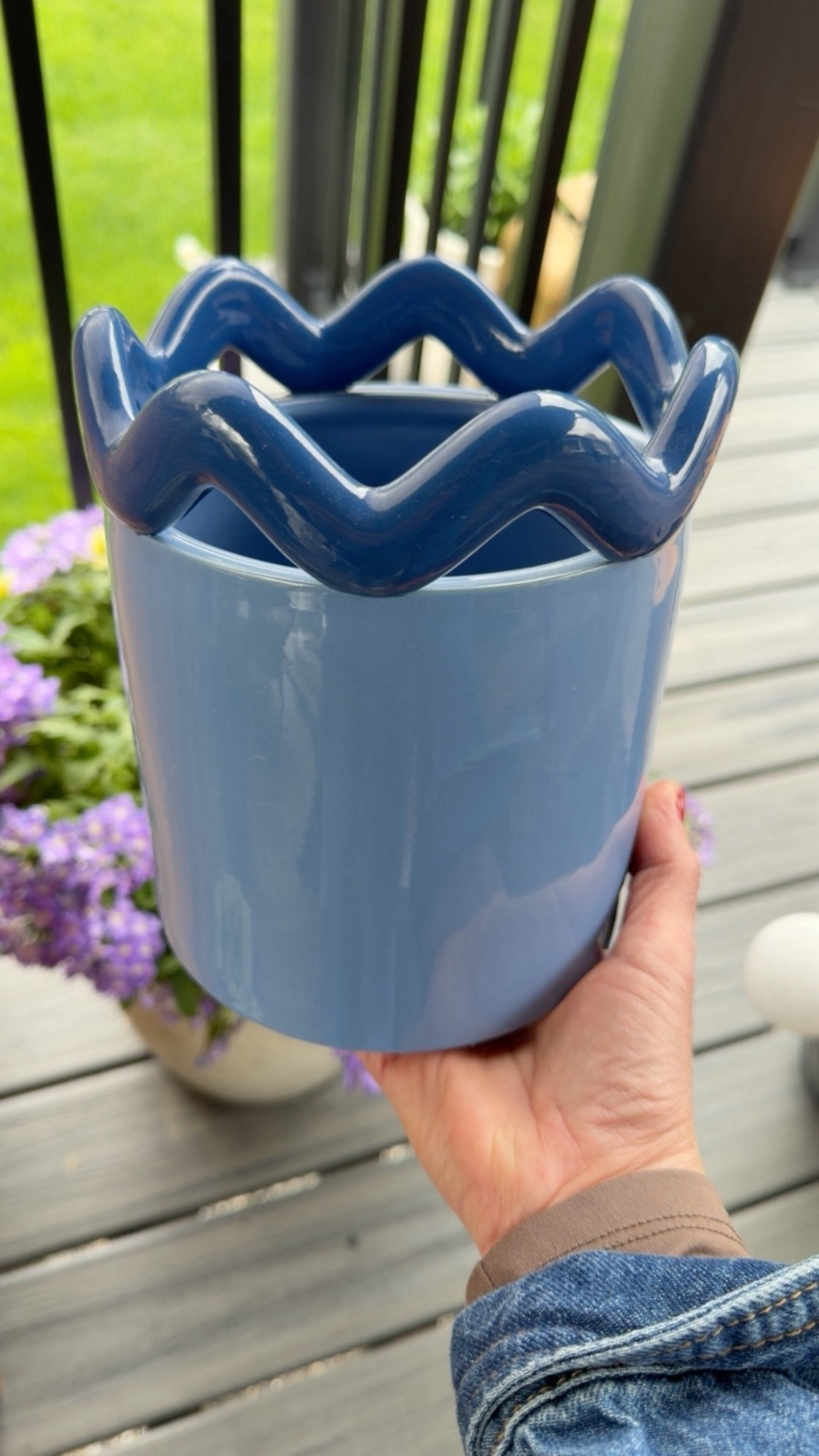 Impresionada con este macetero!!! Belloooo, moderno y elegante. Lo compré para el patio pero, creo que compraré otro para mi sala. 💙💚
.
#pationakeover #plantsdecor

#LTKHome #LTKSeasonal