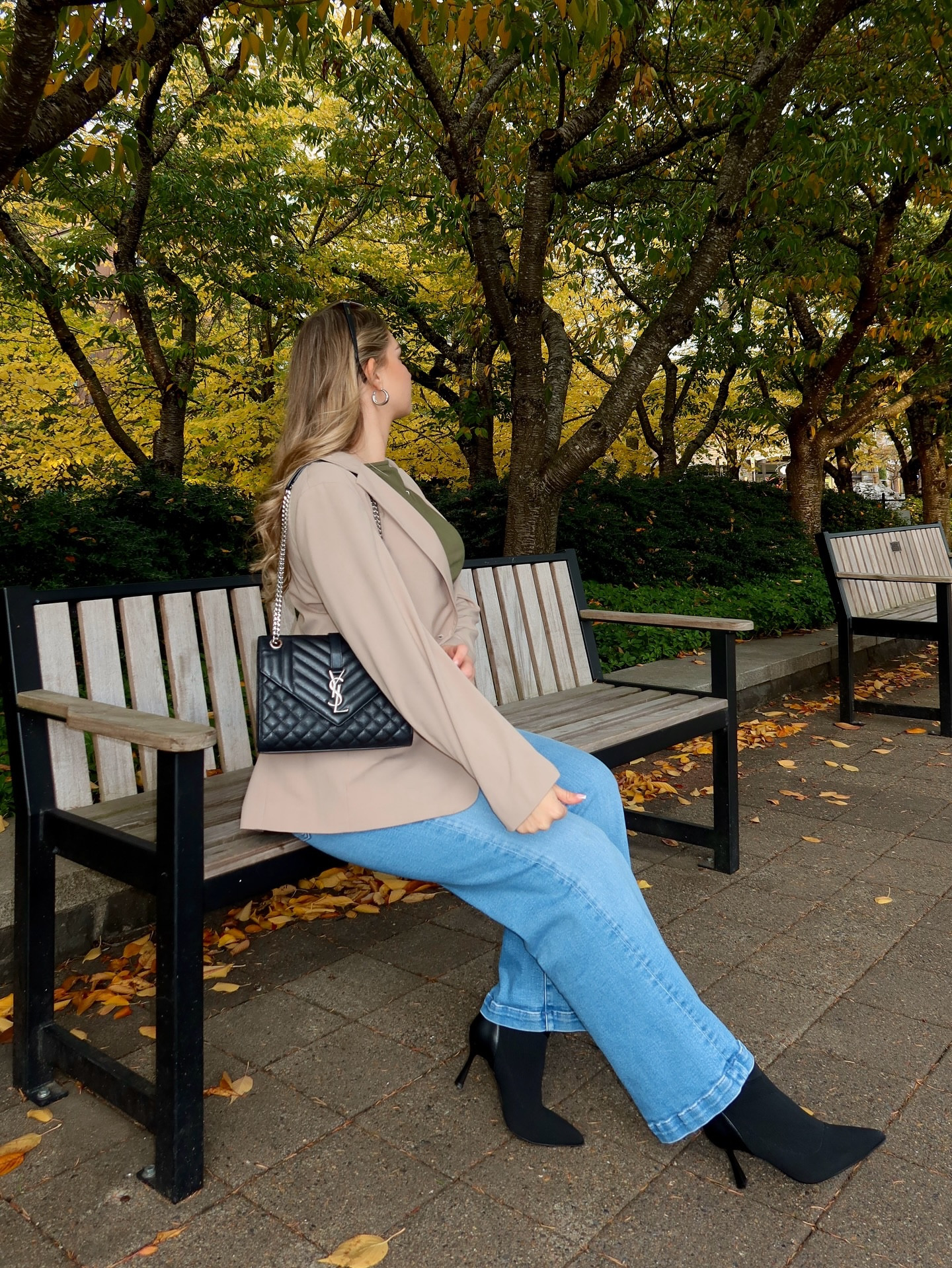 Me & my fall booties 🖤🍁 @cosyisland_official #cosyisland #cosyislanders #ad