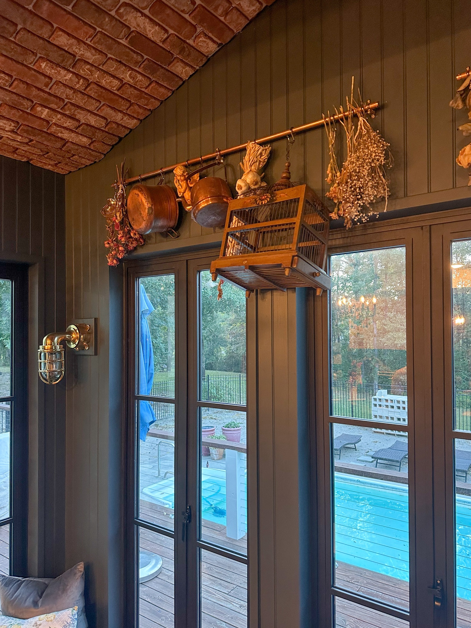 Copper rails are having a moment: vintage finds, garlic chains, dried florals, and copper pans ❤️