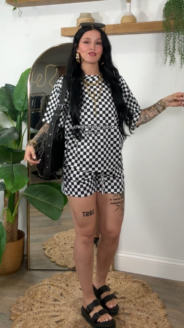 I’m 5’3 & 133 in a medium 🖤