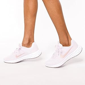 Nike Women's Race Running Shoe | Amazon (US)