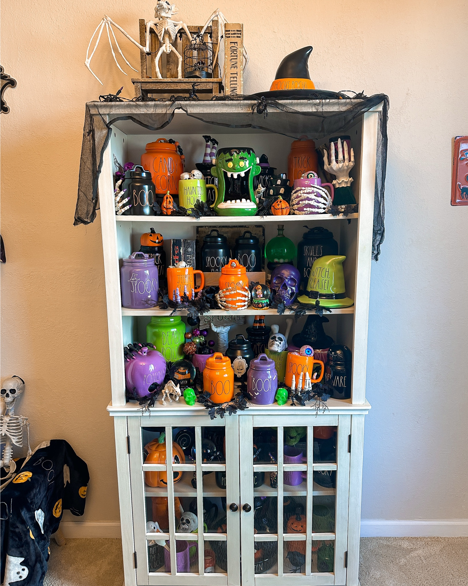 My Halloween Decor!

#halloweendecor #halloweenhutch #halloween2025 #codeorange #raedunn #raedunnhalloween #halloweenhutch #homegoodshalloween #targethalloween #halloweeninspo #halloweendecorations 

#LTKSeasonal #LTKFindsUnder50 #LTKHome