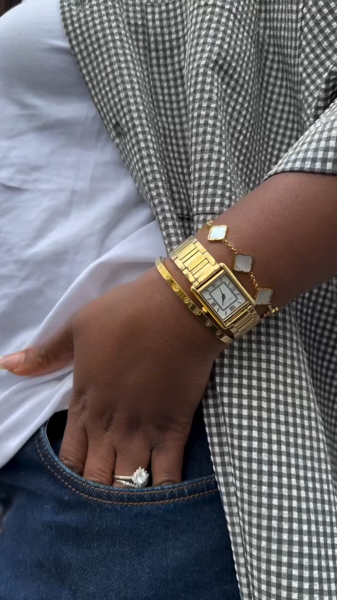 A little Jewelry to bring the look all together.
@AbbottLyon #ALFave #TheALCollective #ad