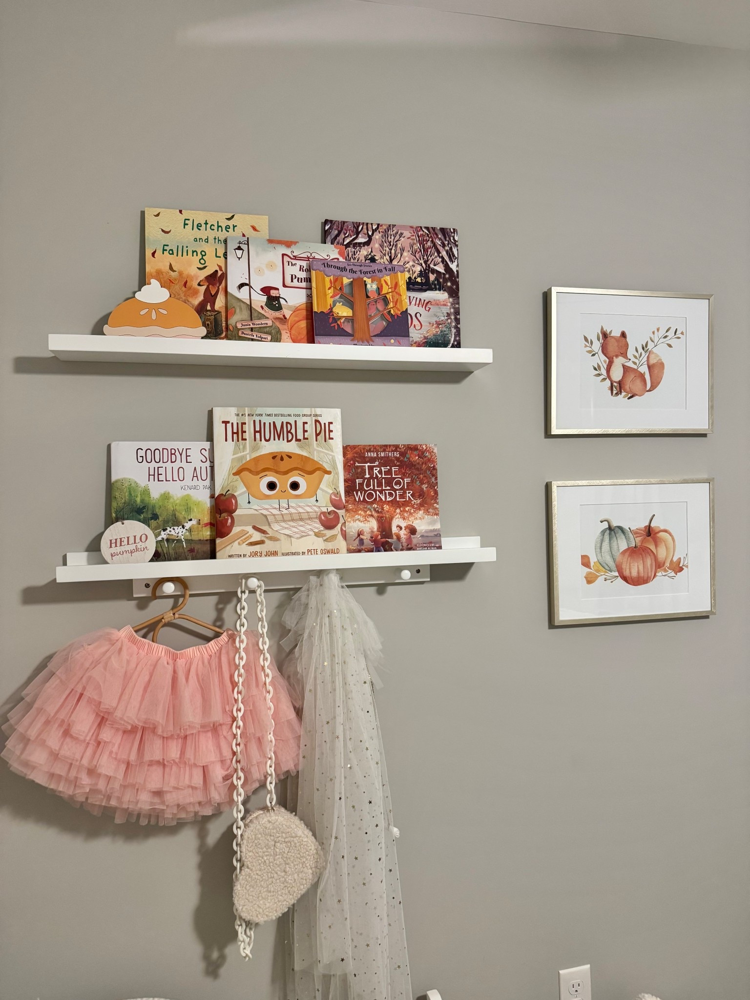 Kids book shelf 
Kids books 
Thanksgiving books 
Fall books 