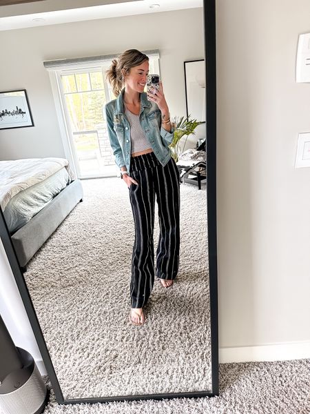 Go to casual spring and summer outfit ideas
Beachy style
Billabong wide leg pants and denim jacket 