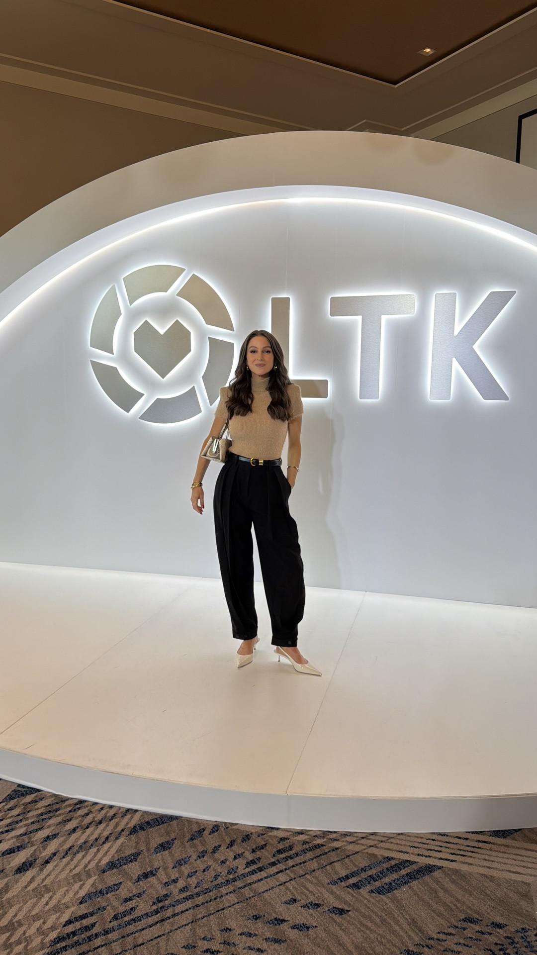 Outfit breakdown!
Top: true to size
Pants: true to size
Shoes: true to size

#LTKCon #LTKootd #LTKOver40
