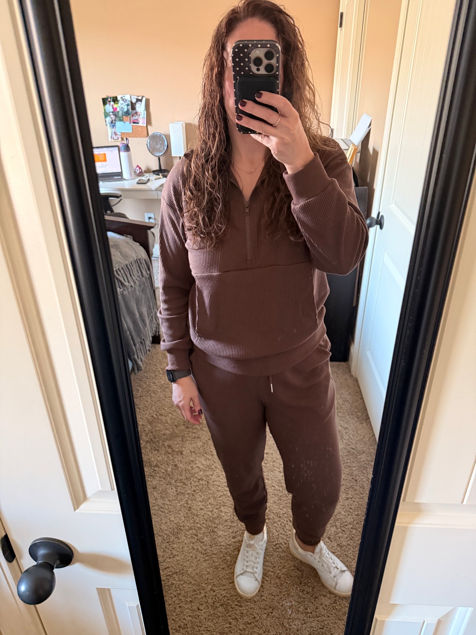 work ends, travel begins 🚙
Comfy set, clean sneakers, zero stress. Exactly what a travel day outfit should be. 🤎