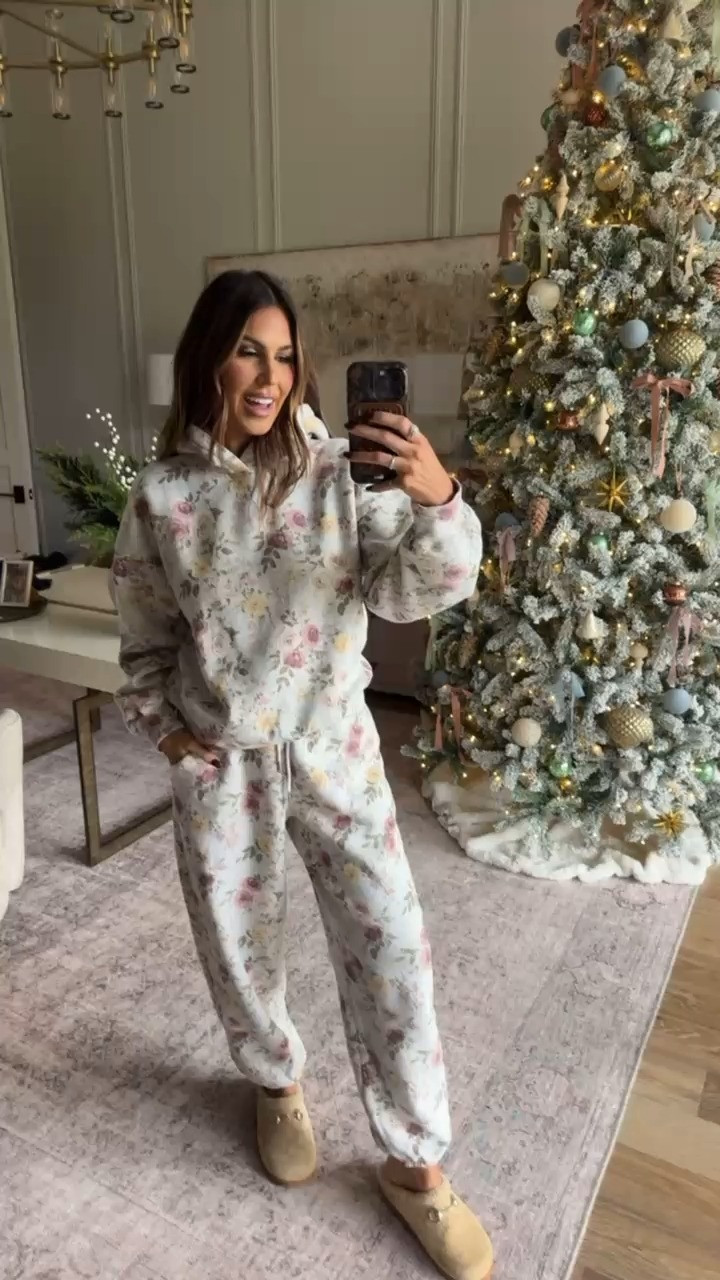 living in this all week during holiday chaos and travels! grab it while its on sale 🫶🏼 Use code CYBERAF to get an additional 15% off everything!

wearing a medium!#AbercrombiePicks #LTKathleisure 

 

#LTKCyberWeek #LTKSaleAlert