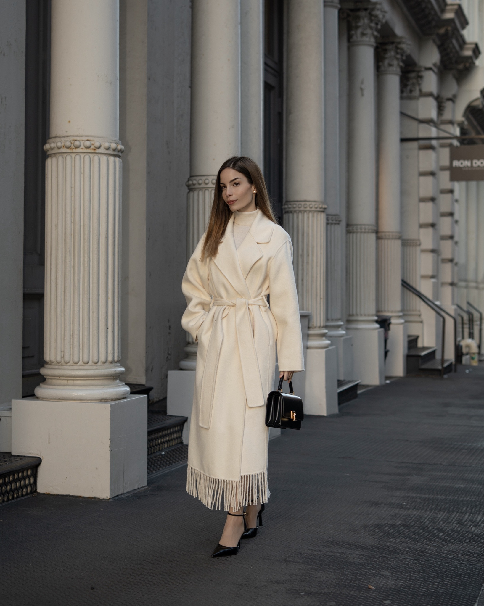 When the coat is the outfit 🤍 It is currently sold out (I linked the exact coat below in case it gets back in stock). I’m also linking some alternatives and similar pieces!