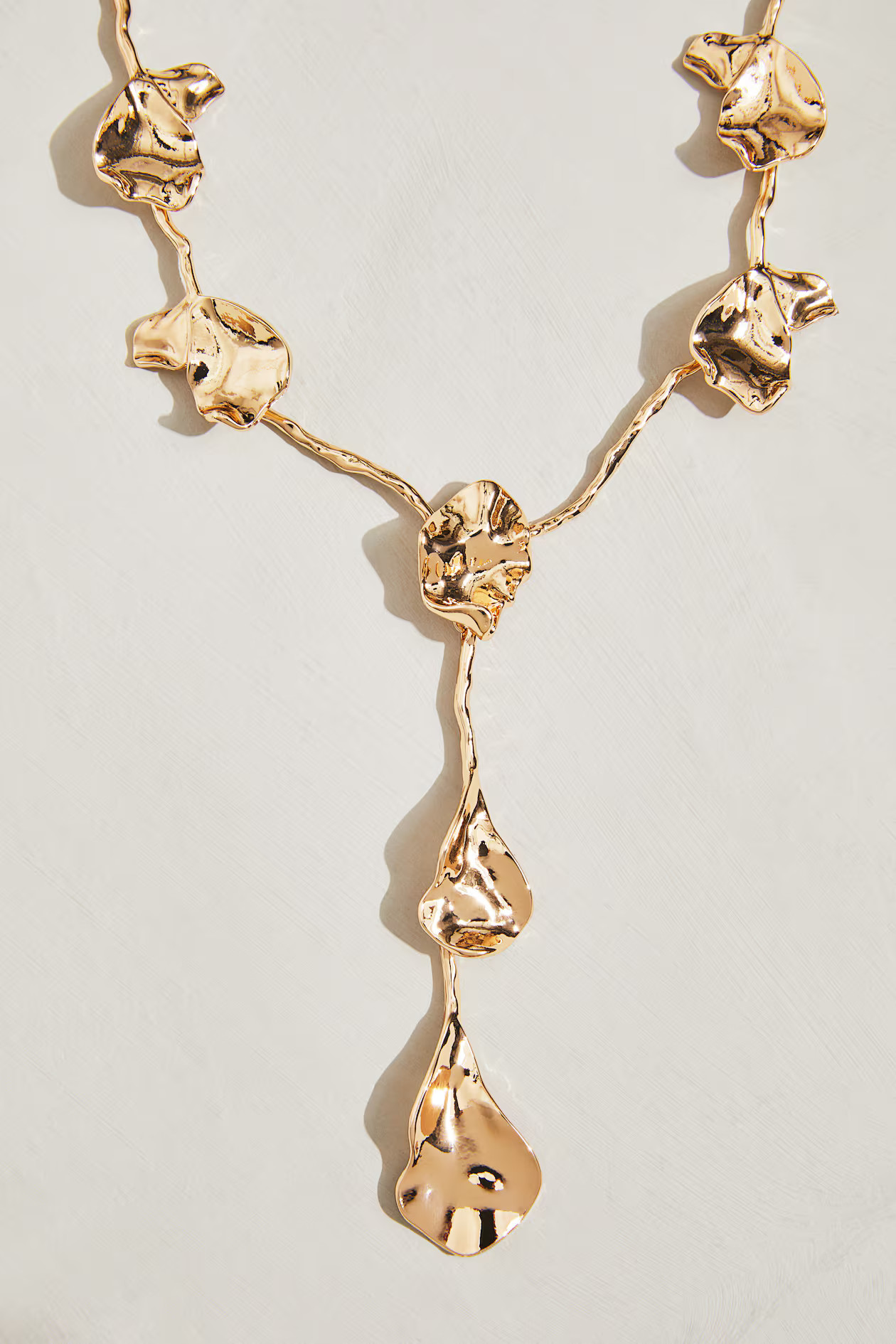 Y-shaped necklace | H&M (UK, MY, IN, SG, PH, TW, HK)