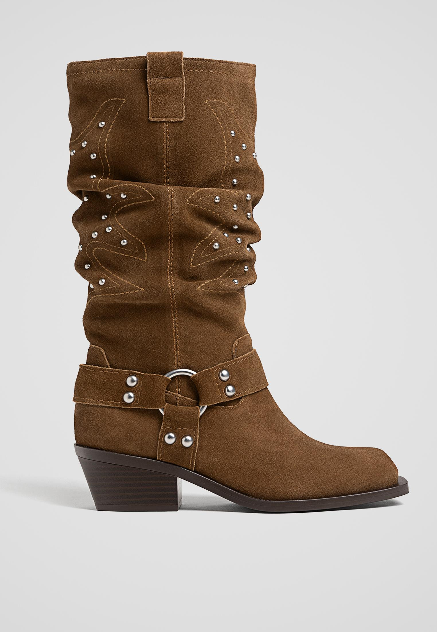 Leren cowboylaars met studs - Mode voor dames | Stradivarius Netherlands | Stradivarius (NL)