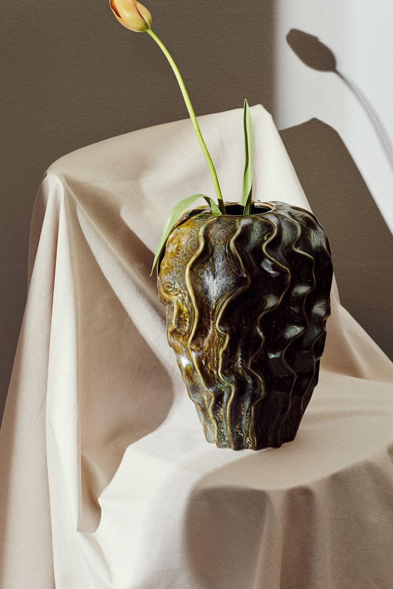 Stoneware vase | H&M (UK, MY, IN, SG, PH, TW, HK)